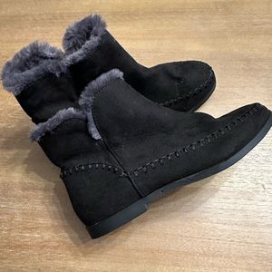 Women’s Old Navy black faux suede booties size 6.5